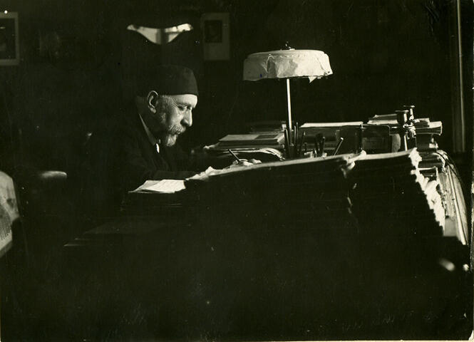 Фото. Налбандов С.С. в своем рабочем кабинете. 1936г.