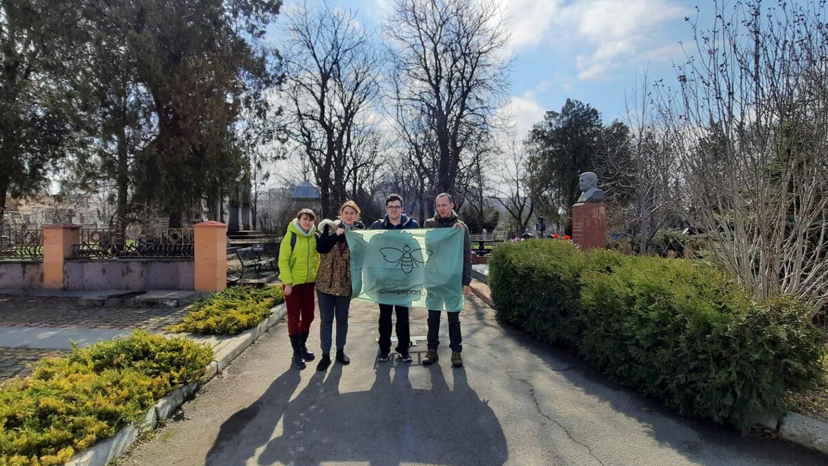 Культурный патруль Симферополя провел субботник на армянском кладбище