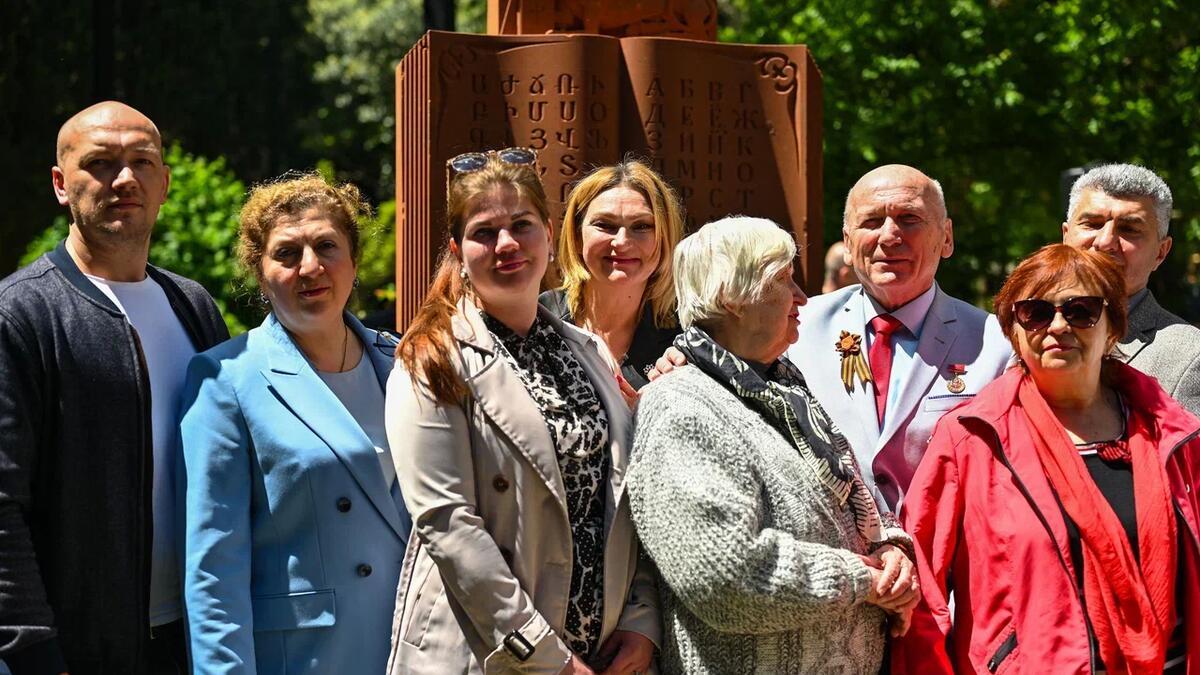 Памятник армянскому и русскому алфавитам открыли в Ялте