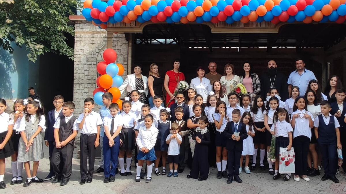 Юбилейная школьная линейка прошла в армянском дворике
