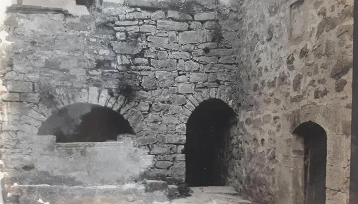 Фото. Вход в атриум монастыря Сурб Хач. 1925г.