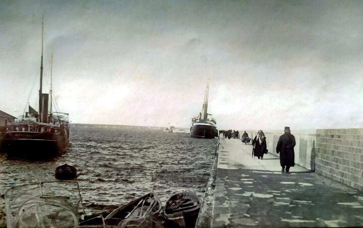 Фото. Феодосия, Карантин.  Разгрузка корабля.1907 г.