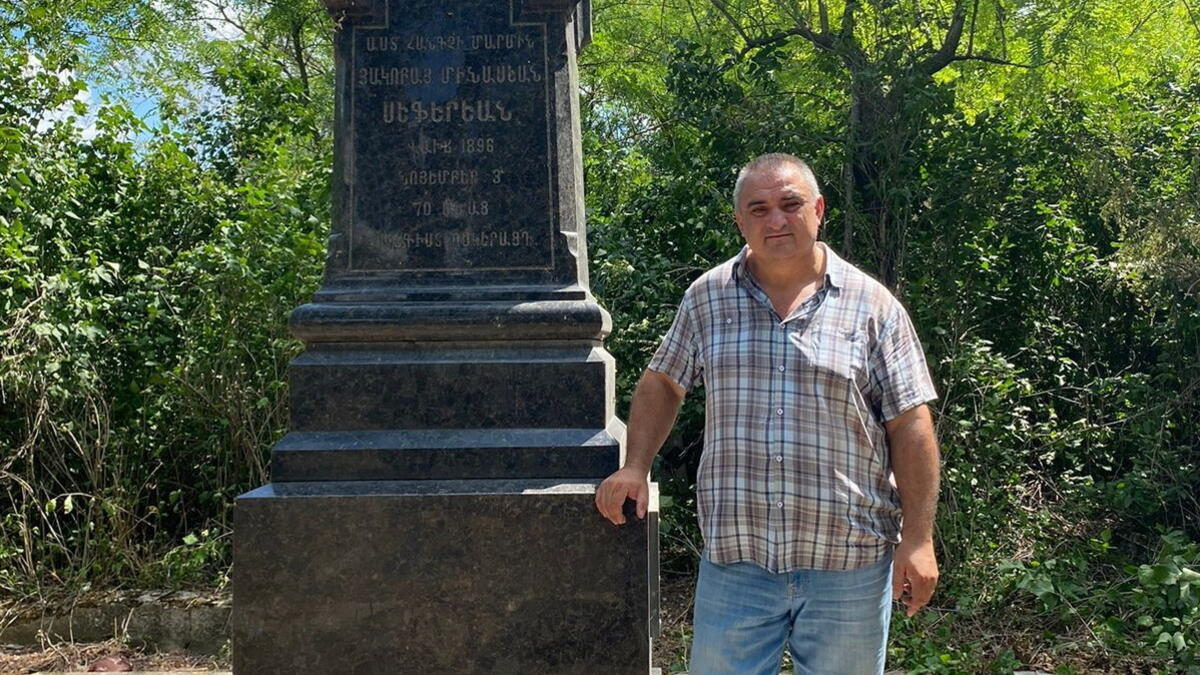 Мгер Мурадян восстановил крест над памятником П.Я.Сеферову