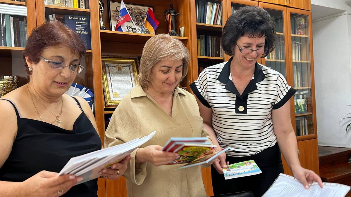 Из  Армении доставлена литература для жаждущих изучать армянский язык