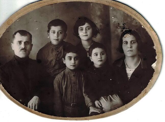 Фото. Семья Ованесян. Год и место неизвестны.