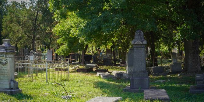 "А теперь хорошие новости со староармянского кладбища"