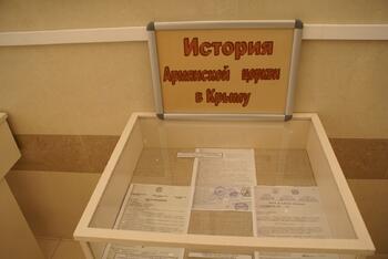 Выставка архивных документов крымских армян  в библиотеке им. И.Франко DSC01740