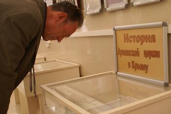 Выставка архивных документов крымских армян  в библиотеке им. И.Франко DSC01744