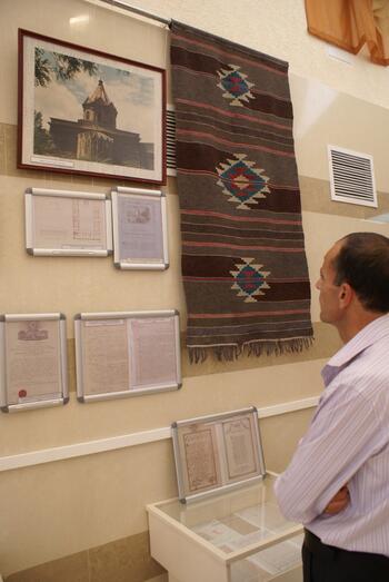 Выставка архивных документов крымских армян  в библиотеке им. И.Франко DSC01758