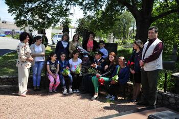 Воспитанники Армянской школы возложили цветы воинам ВОВ