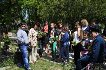 Воспитанники Армянской школы возложили цветы воинам ВОВ _SAN6338