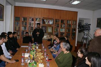 Встреча армянской молодежи  с иереем Хачатуром Геворкяном  в офисе КАО DSC00497