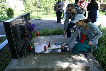 Экскурсия и возложение цветов на Староармянском кладбище 7 мая DSC04386