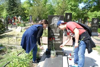 Экскурсия и возложение цветов на Староармянском кладбище 7 мая DSC04390