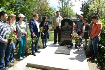 Экскурсия и возложение цветов на Староармянском кладбище 7 мая DSC04407