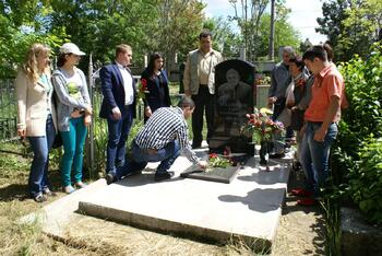 Экскурсия и возложение цветов на Староармянском кладбище 7 мая DSC04410