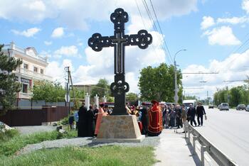 Освящение поклонного креста в селах Лозовое и Перевальное