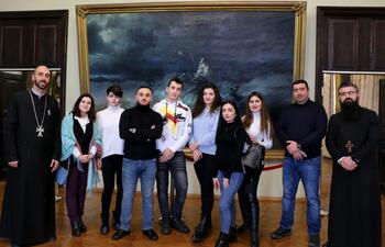Галерею И.Айвазовского  в день святого Саркиса посетили Армяне Крыма IMG_1121