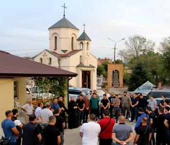 Собрание у храма Сурб Акоб по случаю войны в Карабахе