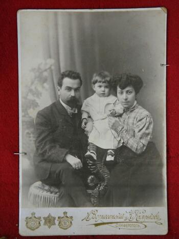 Сеферова (Селинова) Вера Ивановна Павел  и В И  Сеферовы с сыном Яковом, 1905 год. Евпаторийский краеведческий музей фото