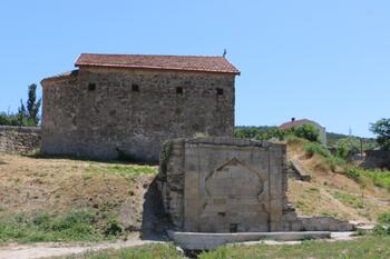 Феодосия.Айоц берд . Армянский фонтан Вардерес  1491 г.