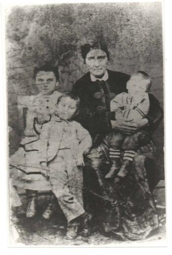 Спендиаров Александр  Афанасьевич Елизавета Спендиарова (бабушка Александра Афанасьевича по отцовской линии) с внуками 1872-1873