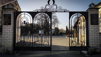 Почему закрыт въезд на староармянское кладбище?