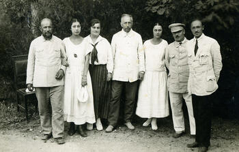 Фото. Налбандов С.С,, члены семьи . Альянаки Е.М., Бурденко Н.Н.1924г.
