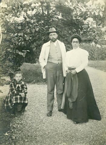 Фото. Налбандов С.С. с женой и дочерью. 1910г.