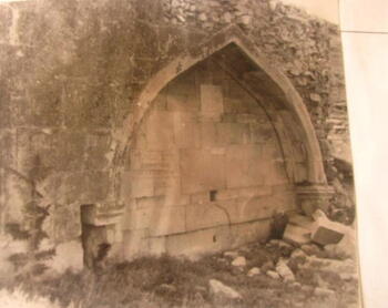 Фото. Армянский фонтан на горе Митридат. XV в.
