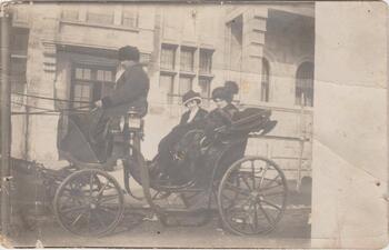 Выездная коляска семьи Сеферовых. Евпатория. 1909 г.