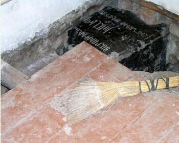 Надгробие  Арутюна Халибяна обнаружили в фундаменте дома Надгробный камень Арутюну Халибяну 02