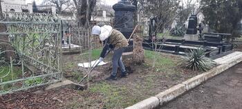 Культурный патруль Симферополя провел субботник на армянском кладбище 20220306_111825