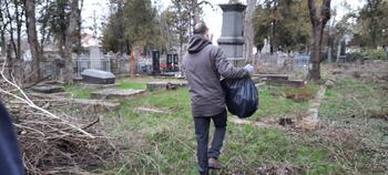 Культурный патруль Симферополя провел субботник на армянском кладбище 20220306_115018