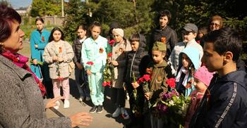 Воспитанники Армянской школы возложили цветы  ветеранам ВОВ IMG_1598