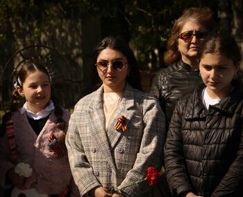 Воспитанники Армянской школы возложили цветы  ветеранам ВОВ IMG_1681
