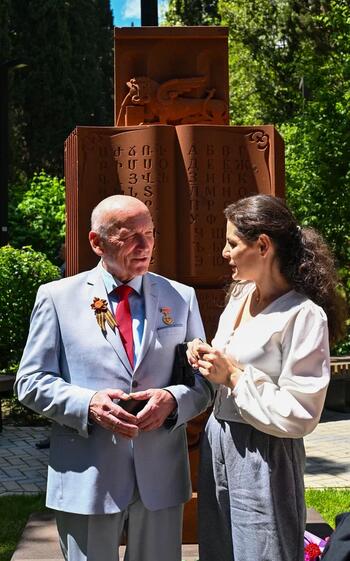 Памятник армянскому и русскому алфавитам открыли в Ялте DSC_02141