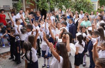 Юбилейная школьная линейка прошла в армянском дворике DSC00812