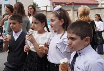 Юбилейная школьная линейка прошла в армянском дворике DSC00940