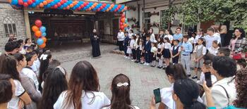 Юбилейная школьная линейка прошла в армянском дворике IMG_20220903_091311