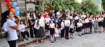 Юбилейная школьная линейка прошла в армянском дворике IMG_20220903_094558