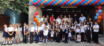 Юбилейная школьная линейка прошла в армянском дворике