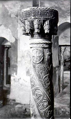 Фото.Каменный подсвечник в армянской церкви в Феодосии 1870-1880