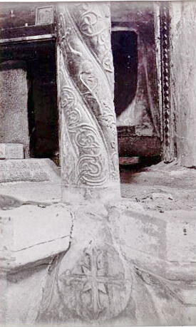 Фото.Каменный подсвечник в армянской церкви в Феодосии. 1870-1880