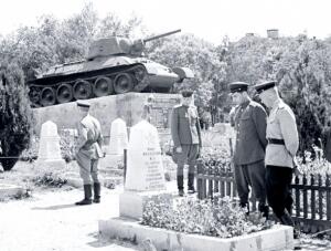 О первом военном памятнике и его экипаже в освобождённом Симферополе tankisti1