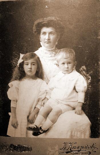 Фото. Тарасова Розалия Федоровна с дочерью Татьяной и сыном Иваном