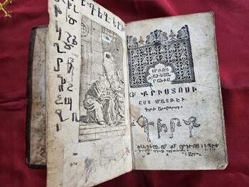 300-летнюю книгу Нового Завета представили прихожанам храма Сурб Акоб