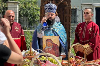 В храме Сурб Акоб отметил праздник Успения Пресвятой Богородицы 230813 Чин освящения винограда 3
