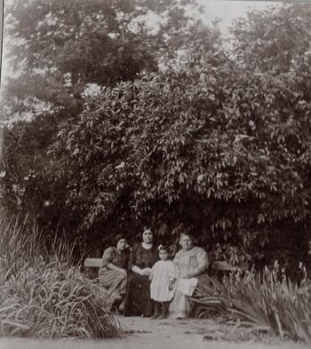 Альянаки-Сеферовы 1913 г. Симферополь. Е.П.Магдесиева с дочерями Евой, Марусей и внучкой Валей