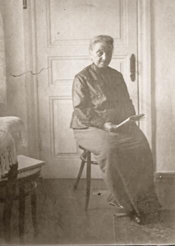 Альянаки-Сеферовы 1913 г. Симферополь. У.Г. Далдабанова в своей квартире